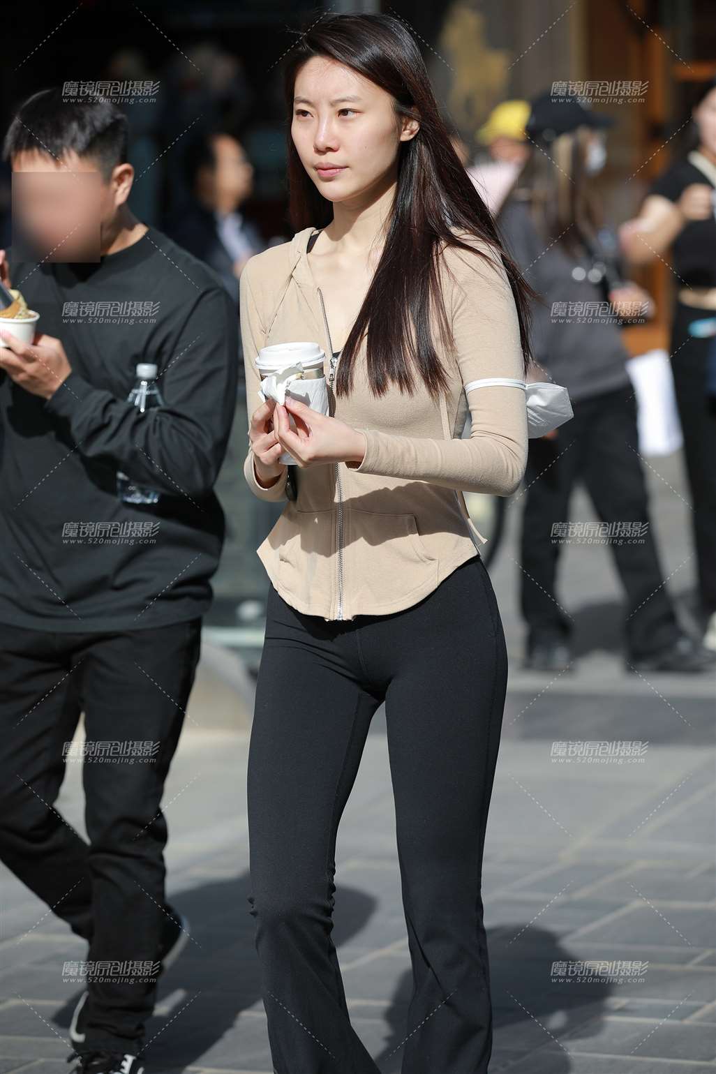 图片[1]-【玻璃街拍】花棚瑜伽裤小姐姐-街拍流行馆
