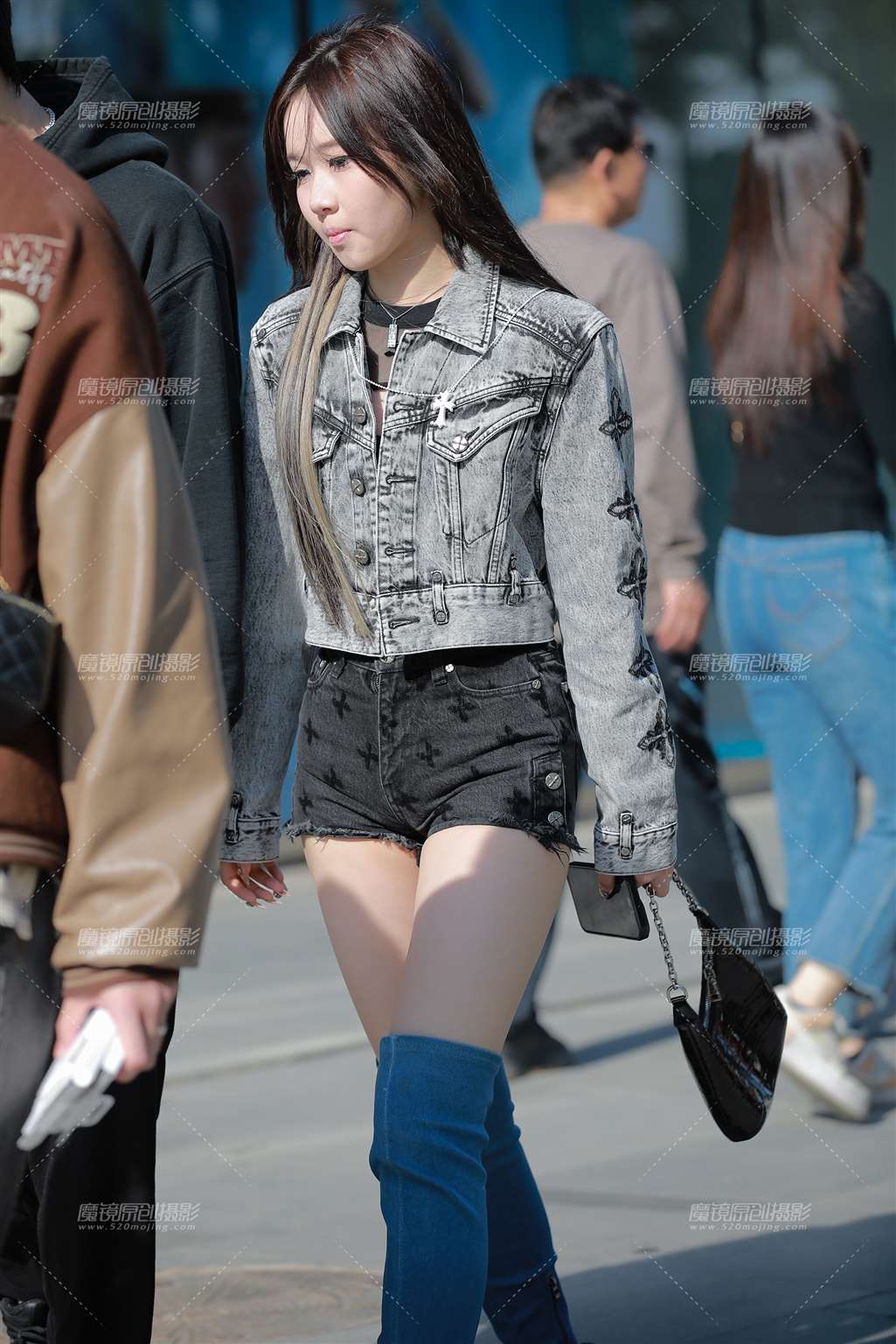 【玻璃街拍】牛仔热裤美眉-街拍流行馆