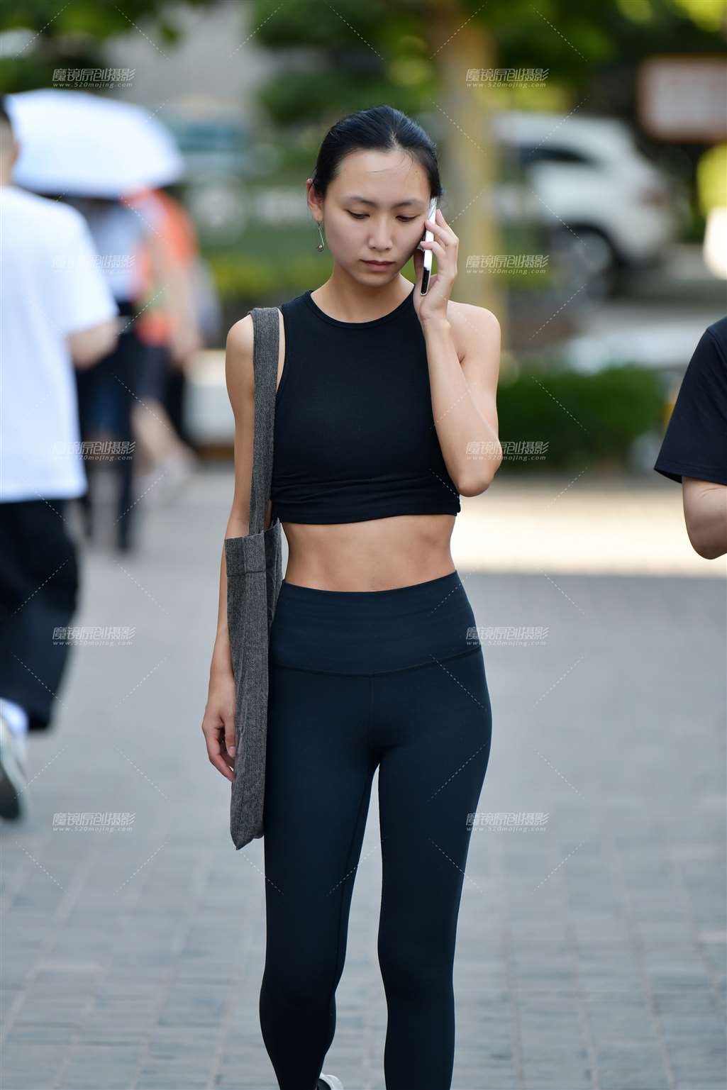 打电话的紧身瑜伽裤美女-街拍流行馆