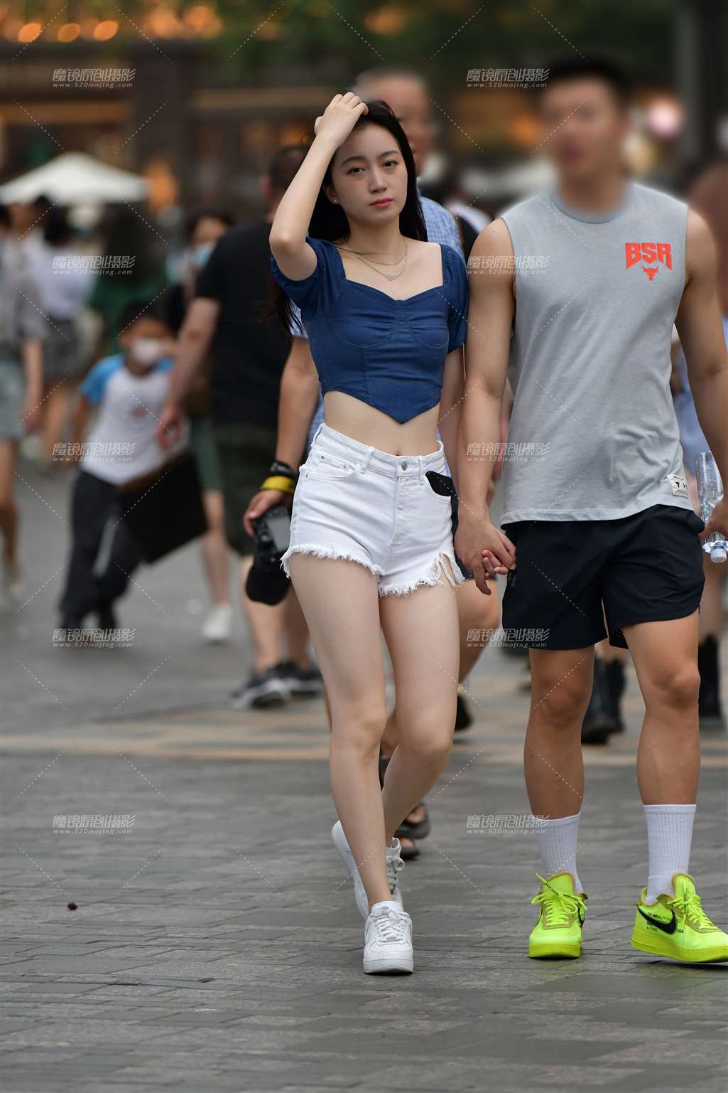 雨中白热裤美女-流行馆