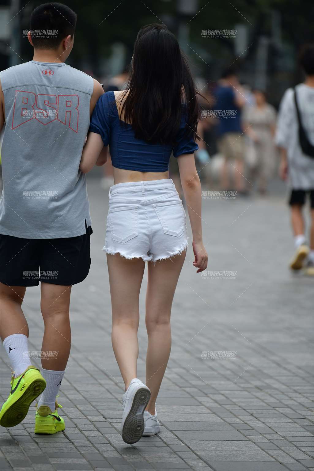 图片[2]-雨中白热裤美女-流行馆