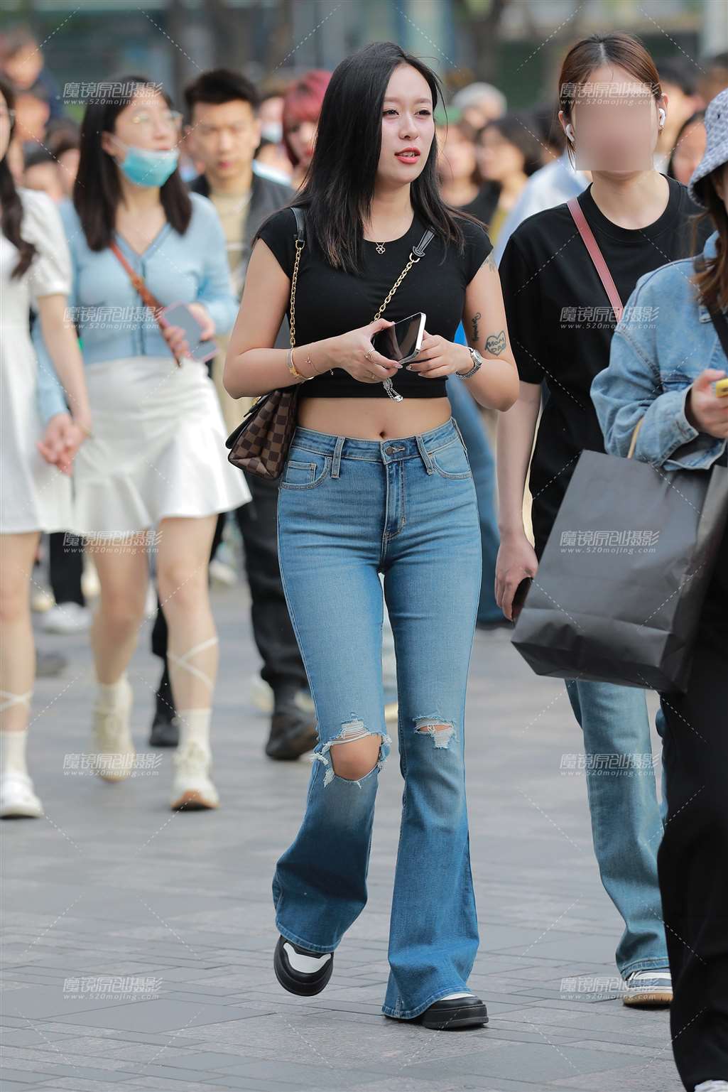 图片[3]-【玻璃街拍】蓝色牛仔裤美女-流行馆
