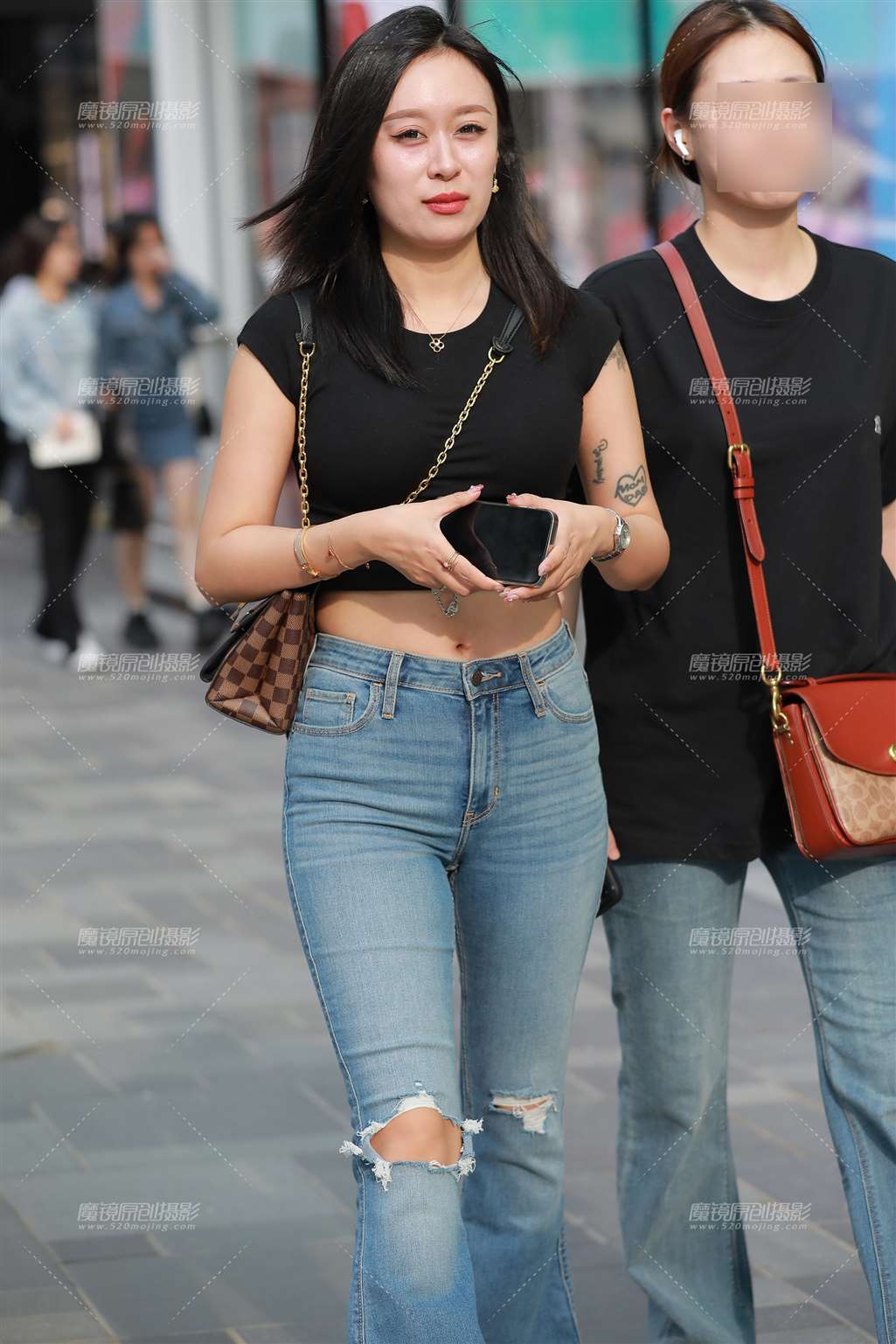 【玻璃街拍】蓝色牛仔裤美女-流行馆