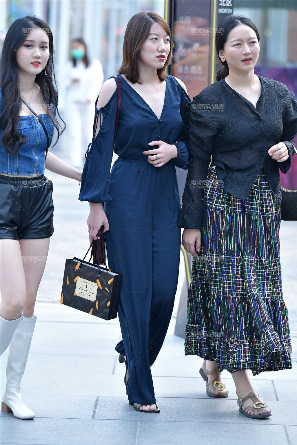 开心姐妹聊天逛街美女-街拍流行馆