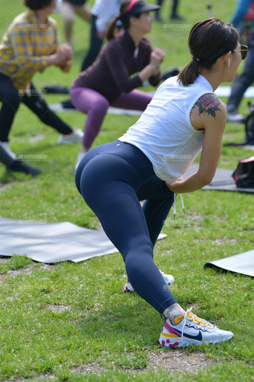 图片[4]-热身紧身瑜伽裤美女-流行馆