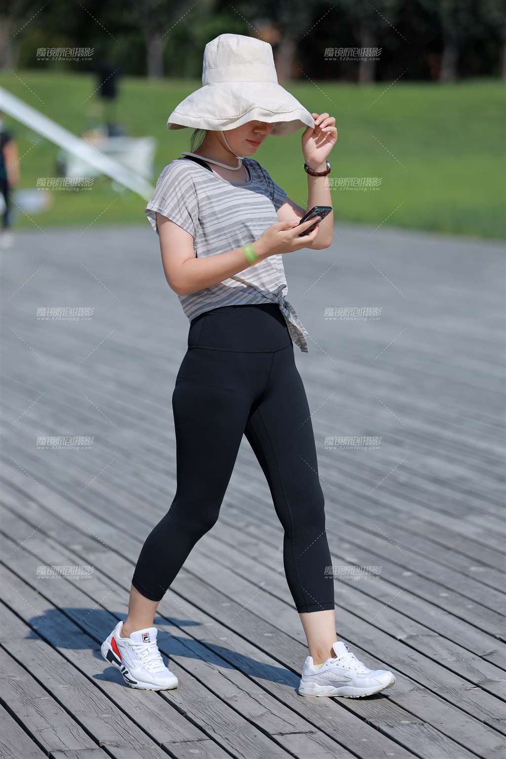 课间休息紧身瑜伽裤美女-流行馆