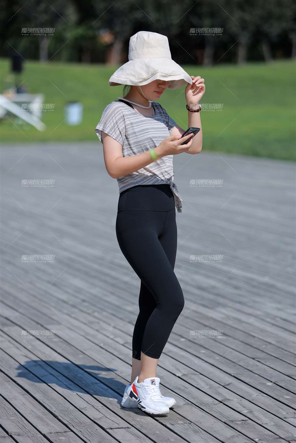 图片[3]-课间休息紧身瑜伽裤美女-流行馆