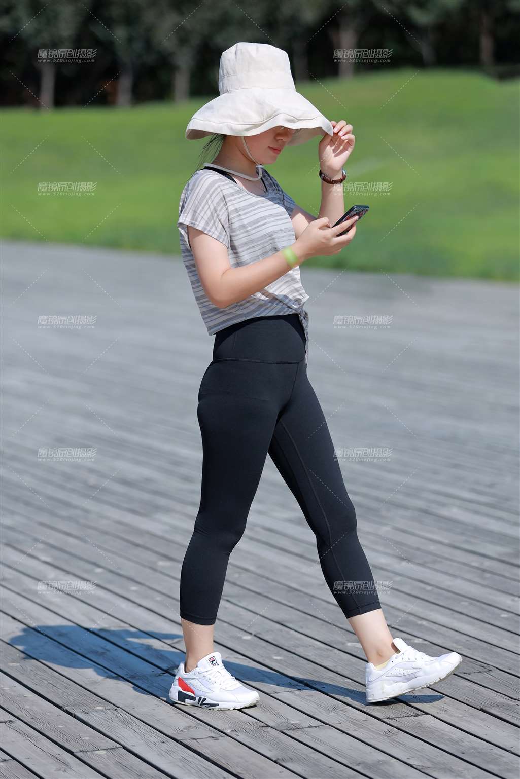 图片[4]-课间休息紧身瑜伽裤美女-流行馆