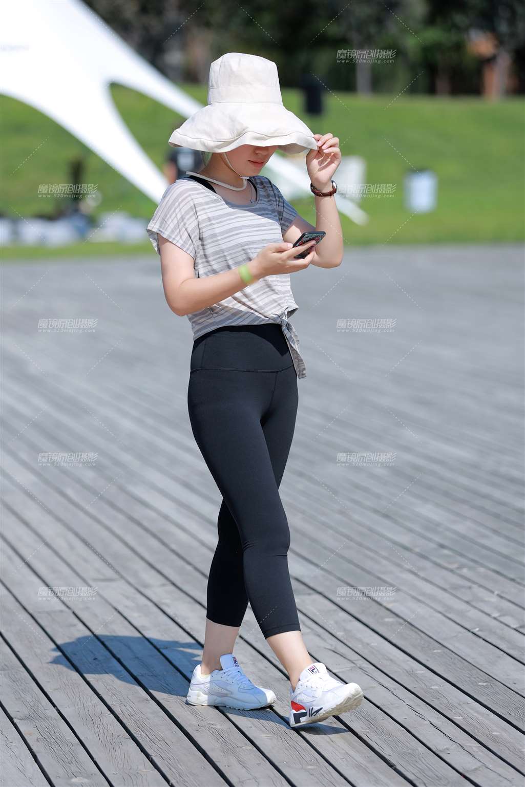 图片[5]-课间休息紧身瑜伽裤美女-流行馆