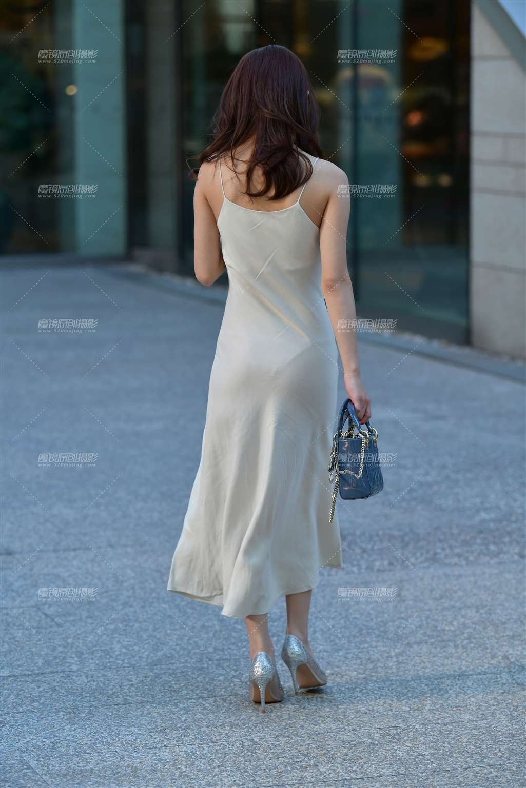 图片[4]-丝滑柔顺长裙气质美女-街拍流行馆