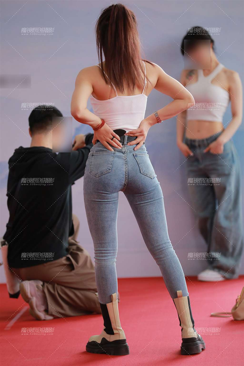 图片[3]-【玻璃街拍】蓝色牛仔裤小姐姐-流行馆