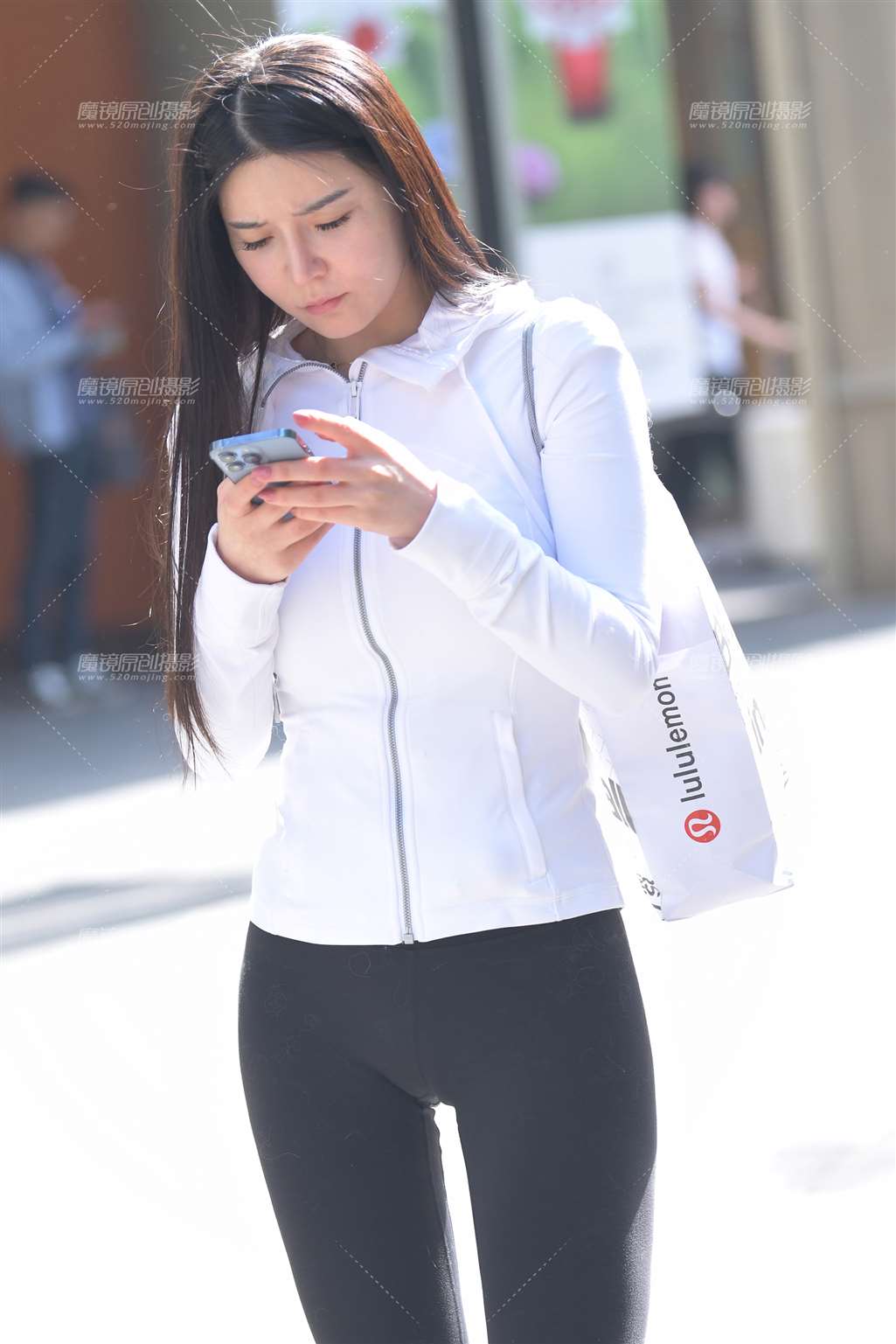 手机看的差点撞镜头上-街拍流行馆