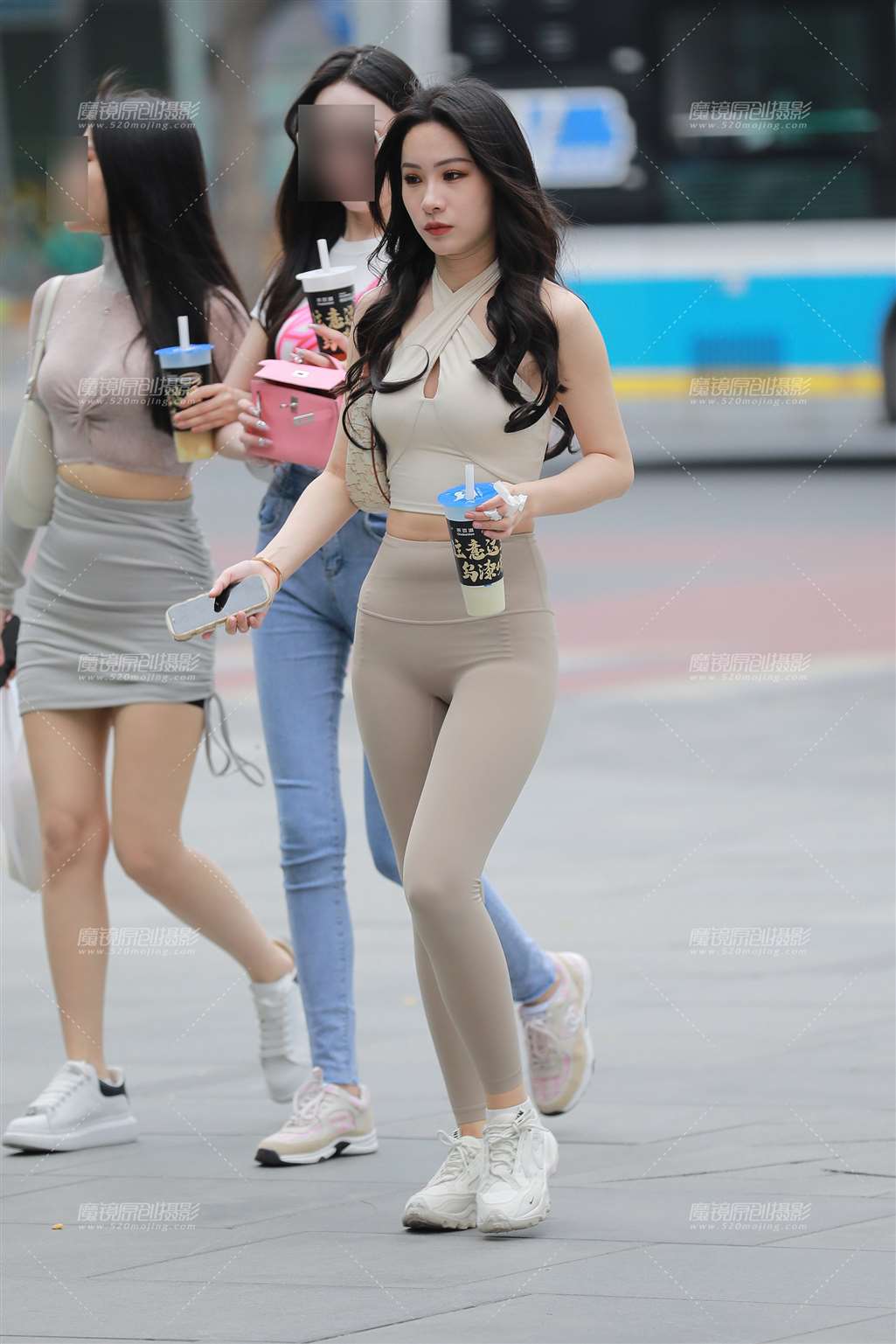 【玻璃街拍】紧身瑜伽裤小姐姐-街拍流行馆