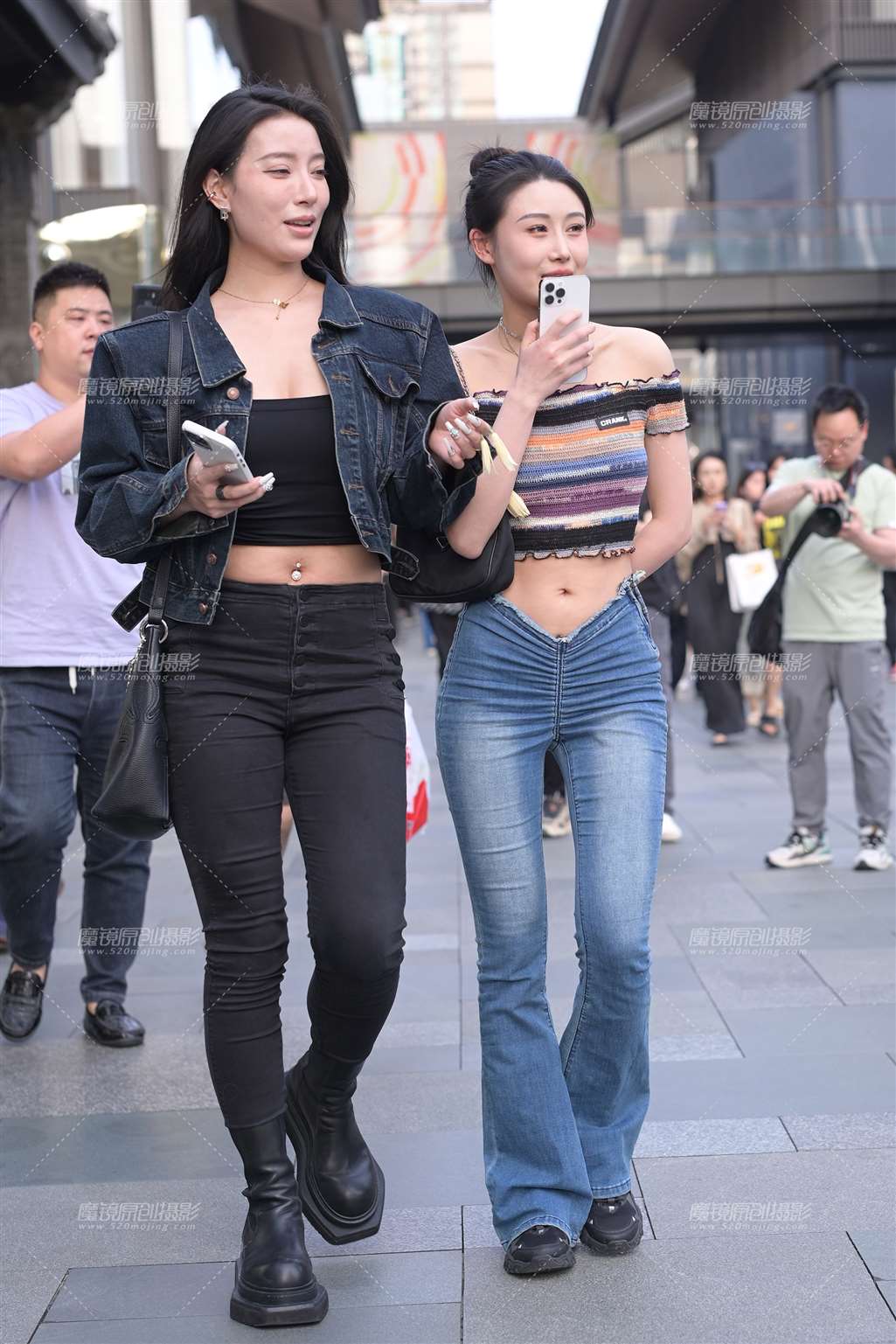 爱笑的牛仔裤小姐姐-流行馆