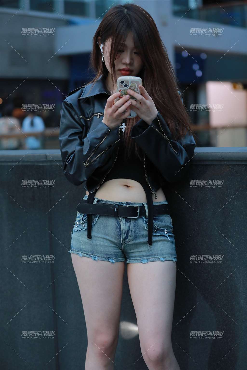 【玻璃街拍】牛仔热裤小妹-流行馆