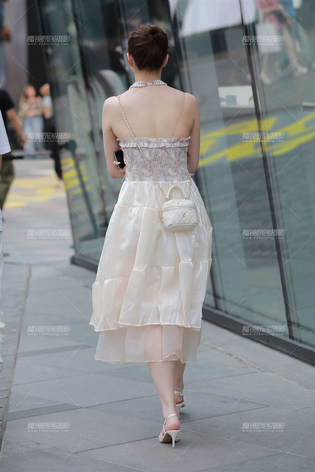 图片[2]-【玻璃街拍】花棚漂亮小姐姐-流行馆