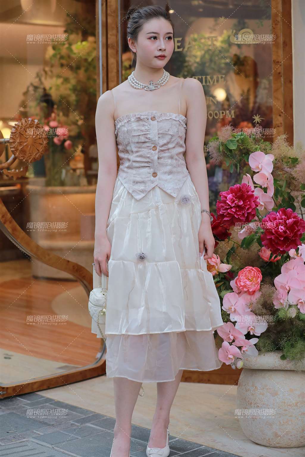 【玻璃街拍】花棚漂亮小姐姐-流行馆