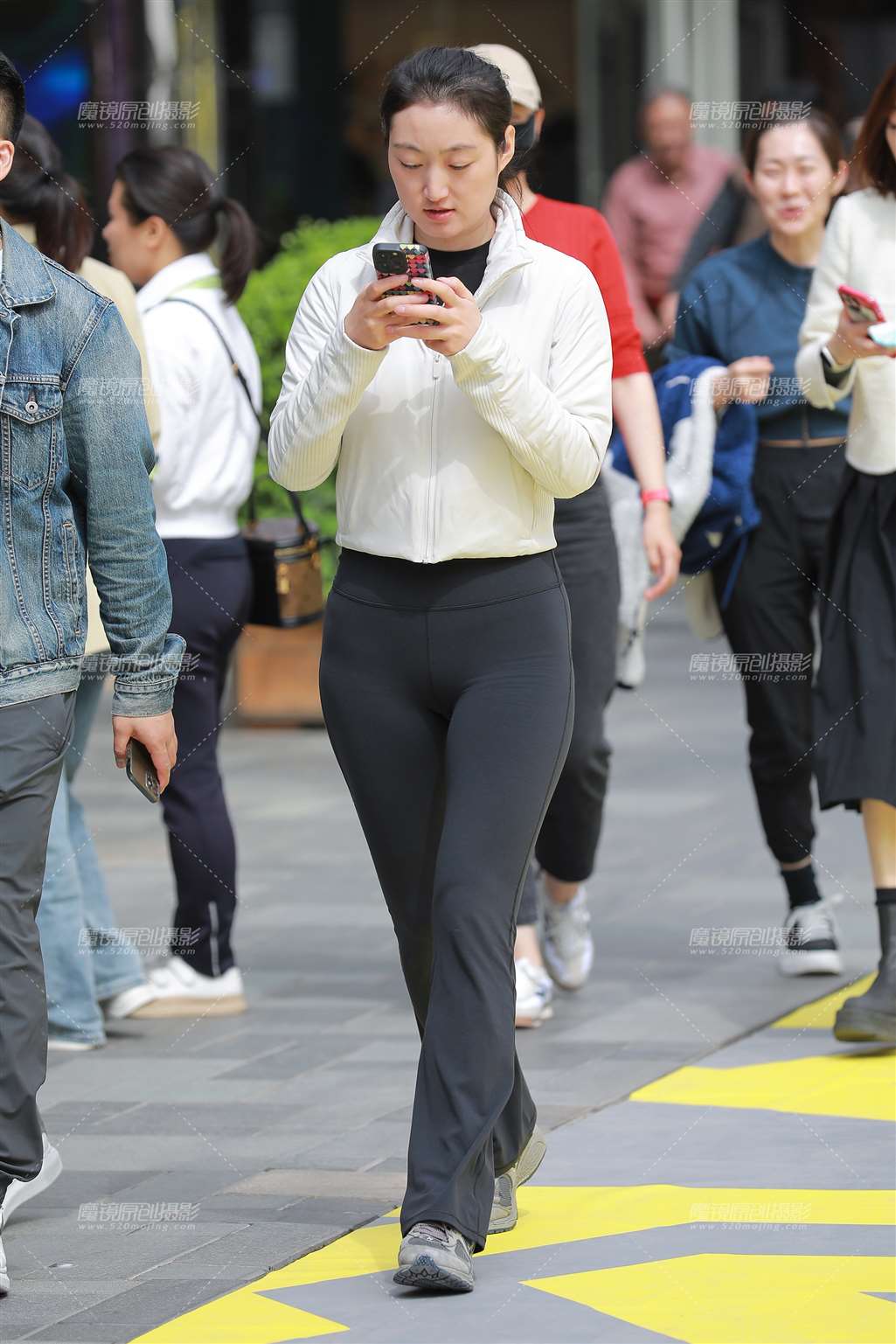 【玻璃街拍】阳光下的紧身裤女友-流行馆