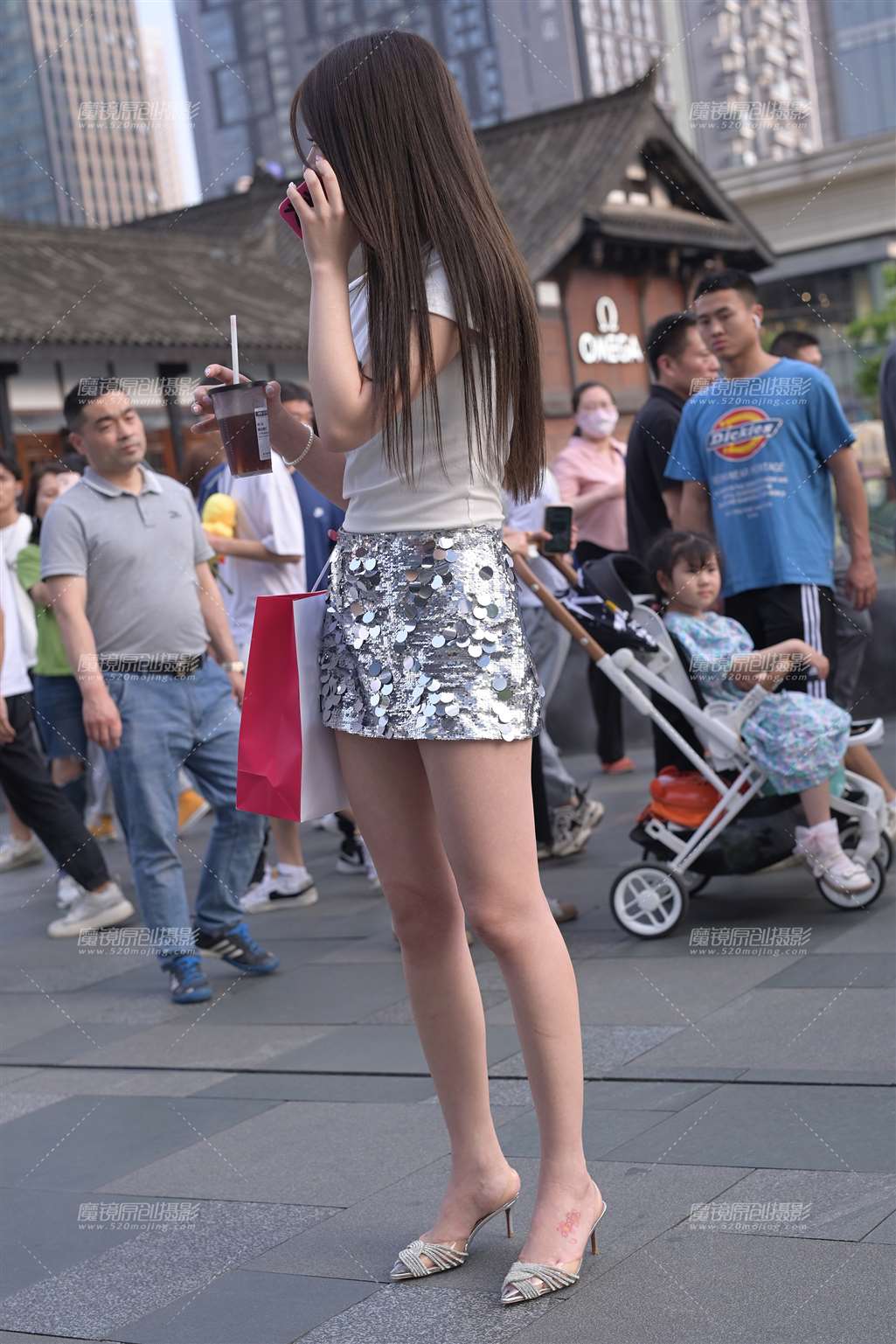 图片[3]-玩手机的短裙大长腿-流行馆