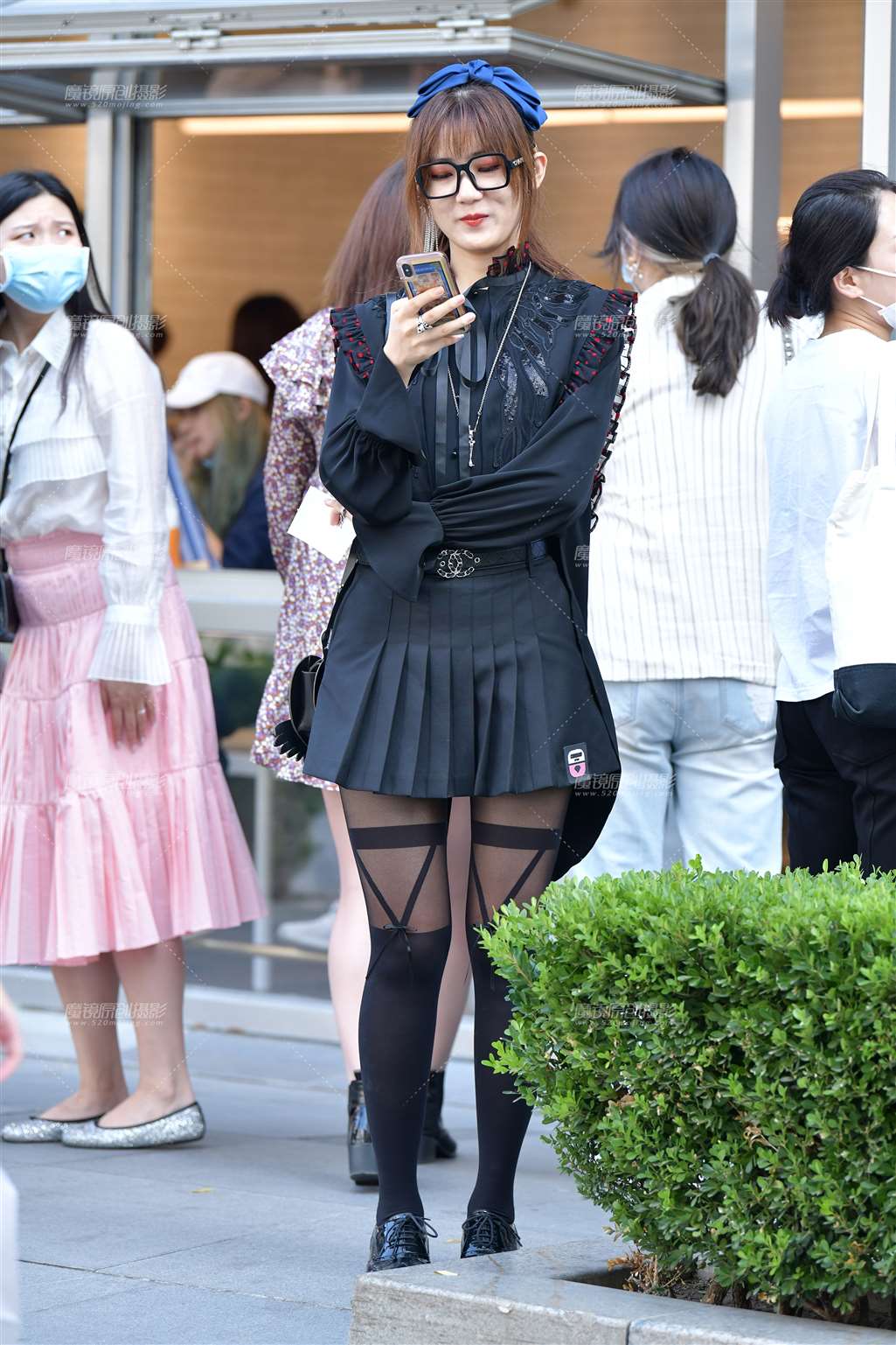 短裙丝袜美女-流行馆