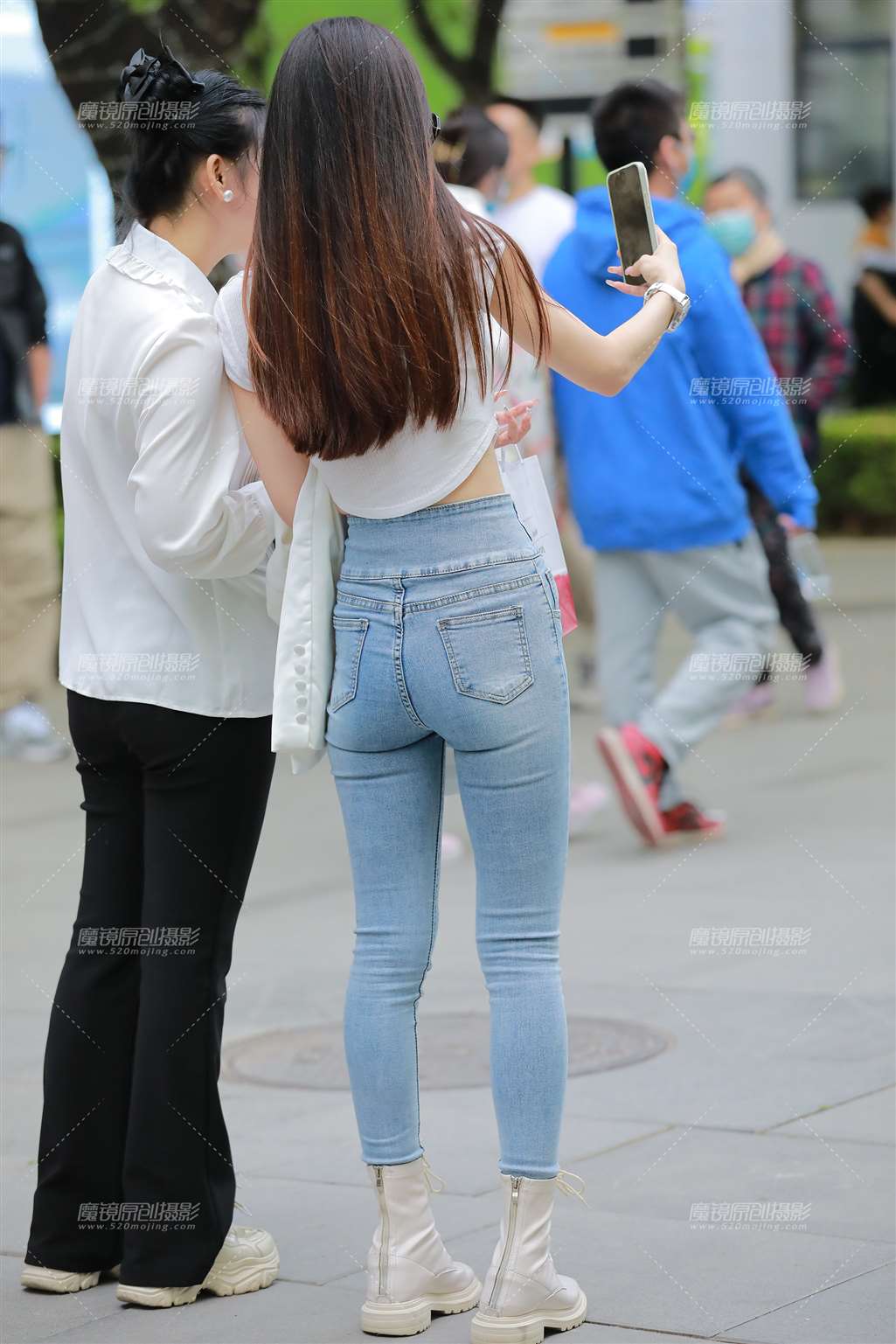 图片[2]-【玻璃街拍】蓝色紧牛小姐姐-流行馆