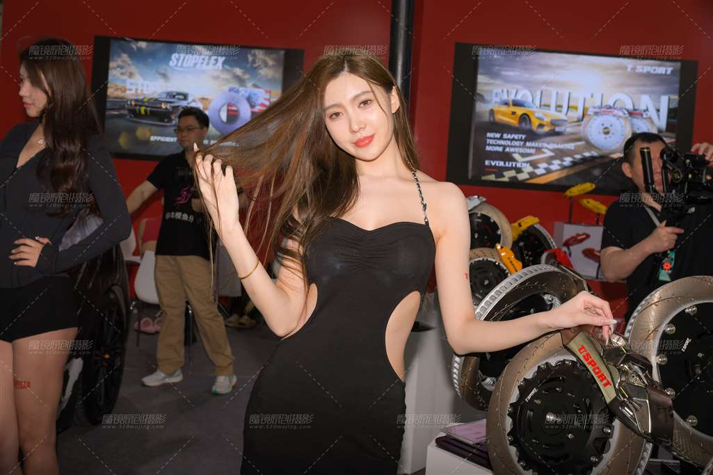 图片[2]-迷人的黑色包臀裙美女-流行馆