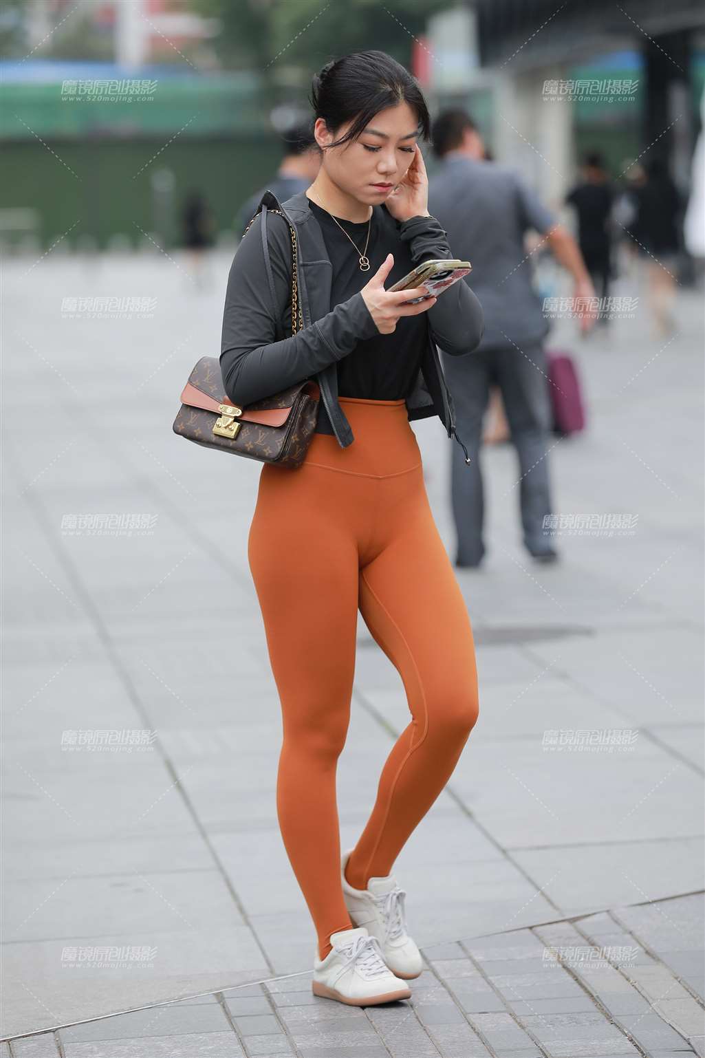 【玻璃街拍】玩手机的瑜伽裤小姐姐-街拍流行馆