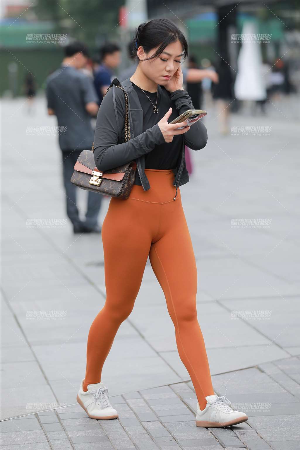图片[4]-【玻璃街拍】玩手机的瑜伽裤小姐姐-流行馆
