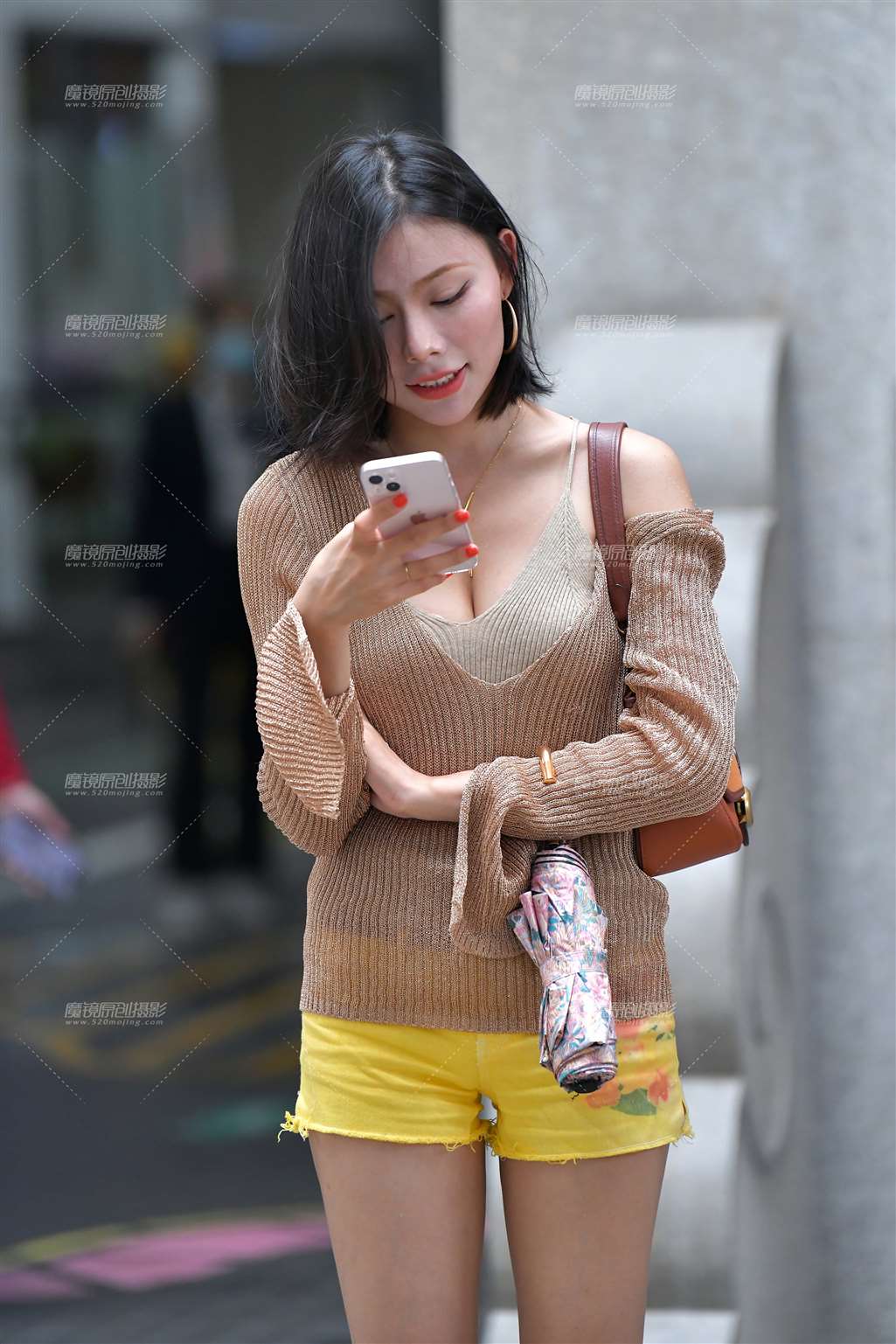 苗条甜美美女-街拍流行馆