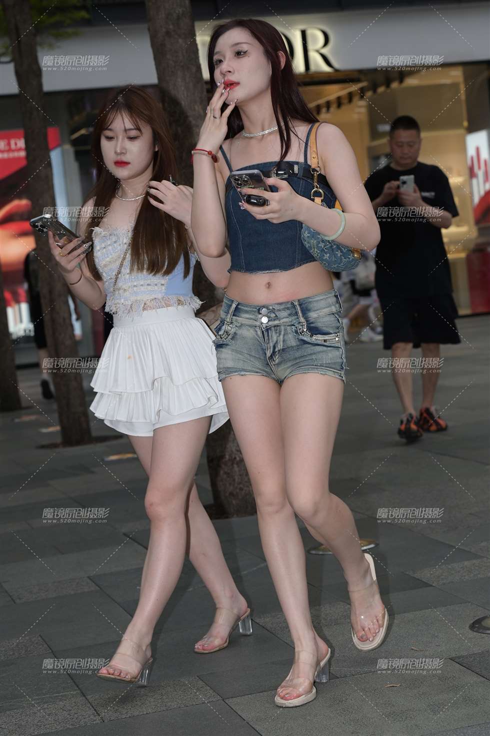 图片[1]-肉肉牛仔热裤闺蜜-街拍流行馆