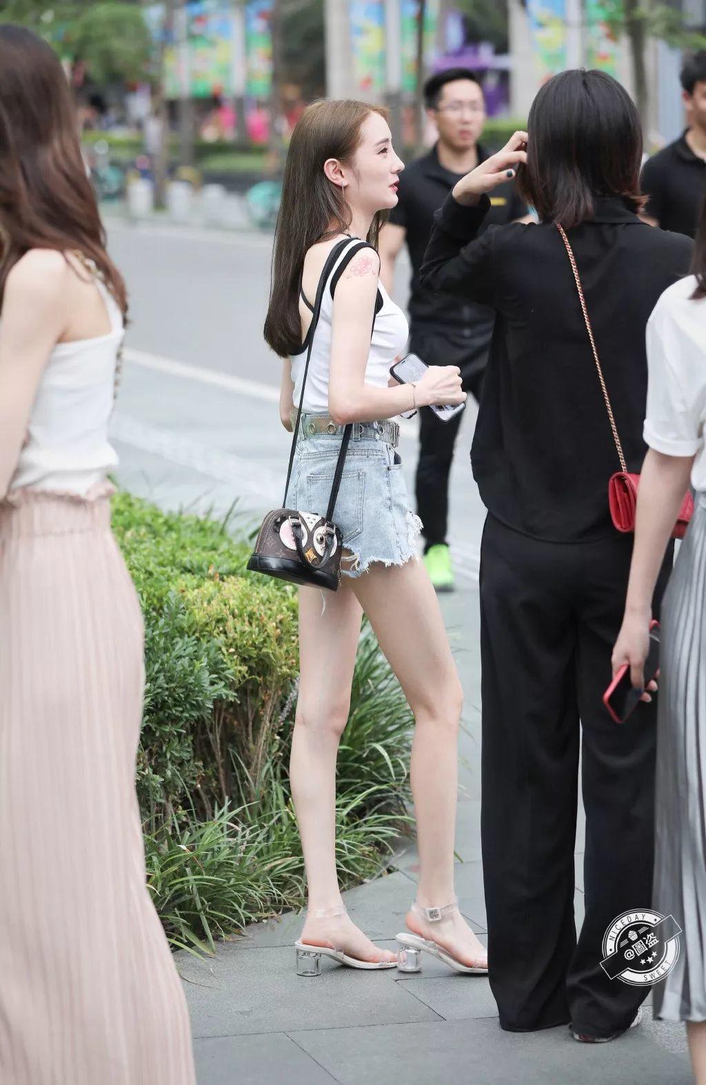 图片[2]-街拍 | 逆天美腿，又长又白-街拍流行馆