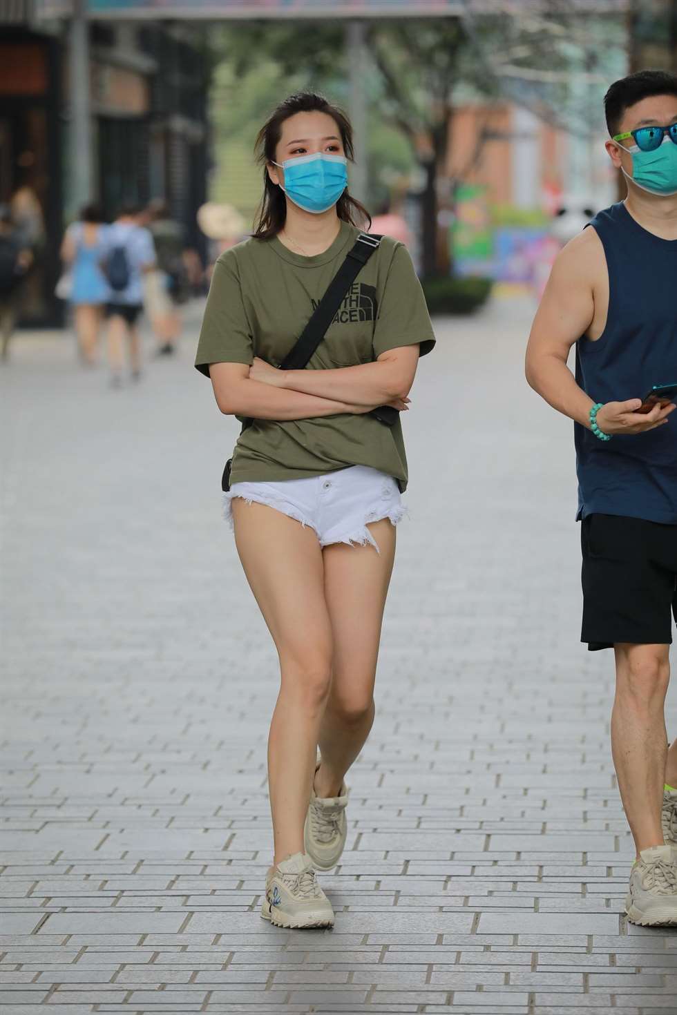 图片[2]-玻璃街拍作品白色热裤YY女友-街拍流行馆