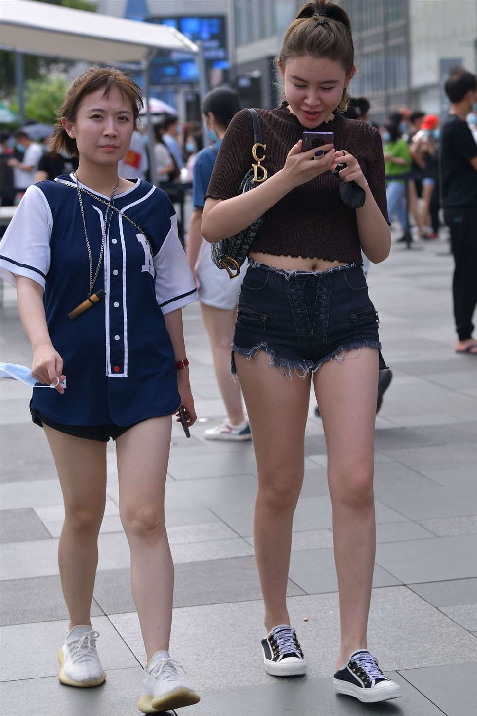 图片[1]-视觉冲击街拍作品性感的YY热裤-街拍流行馆