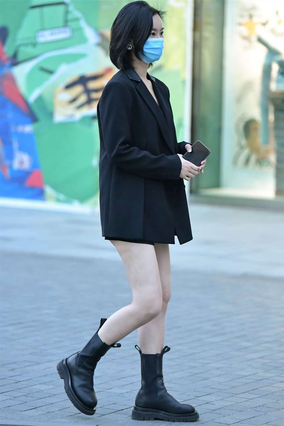 图片[1]-凯恩街拍作品黑色热裤美女-街拍流行馆