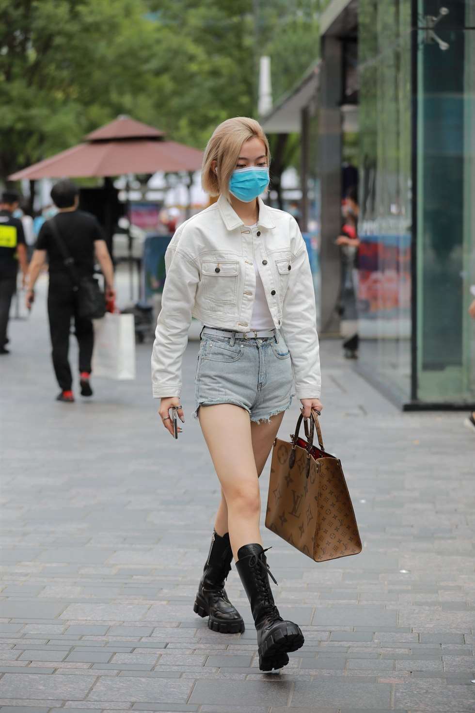 图片[4]-玻璃街拍作品浅蓝牛热裤YY小妹-街拍流行馆