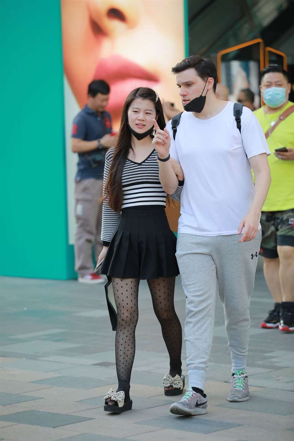 图片[2]-四九城嘎子街拍作品黑丝短裙女友-街拍流行馆