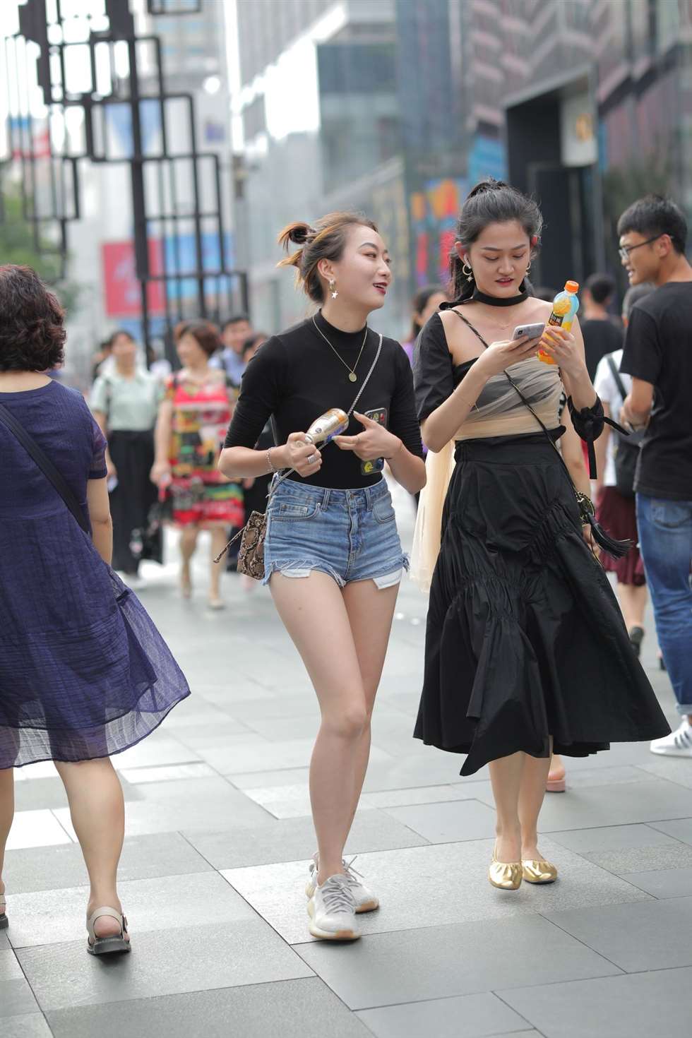 图片[3]-凯恩街拍作品 热裤美背-街拍流行馆