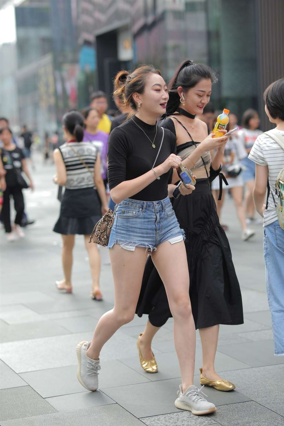 图片[4]-凯恩街拍作品 热裤美背-街拍流行馆