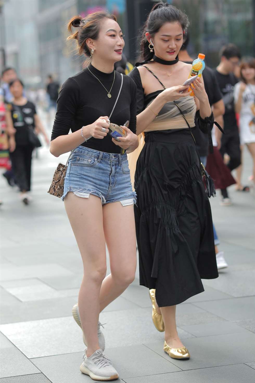 图片[1]-凯恩街拍作品 热裤美背-街拍流行馆