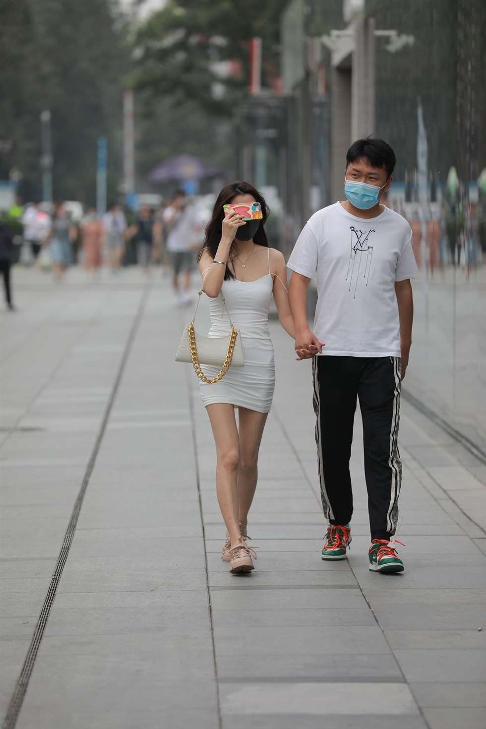 图片[2]-四九城嘎子街拍作品害羞的包臀裙长腿女友-街拍流行馆