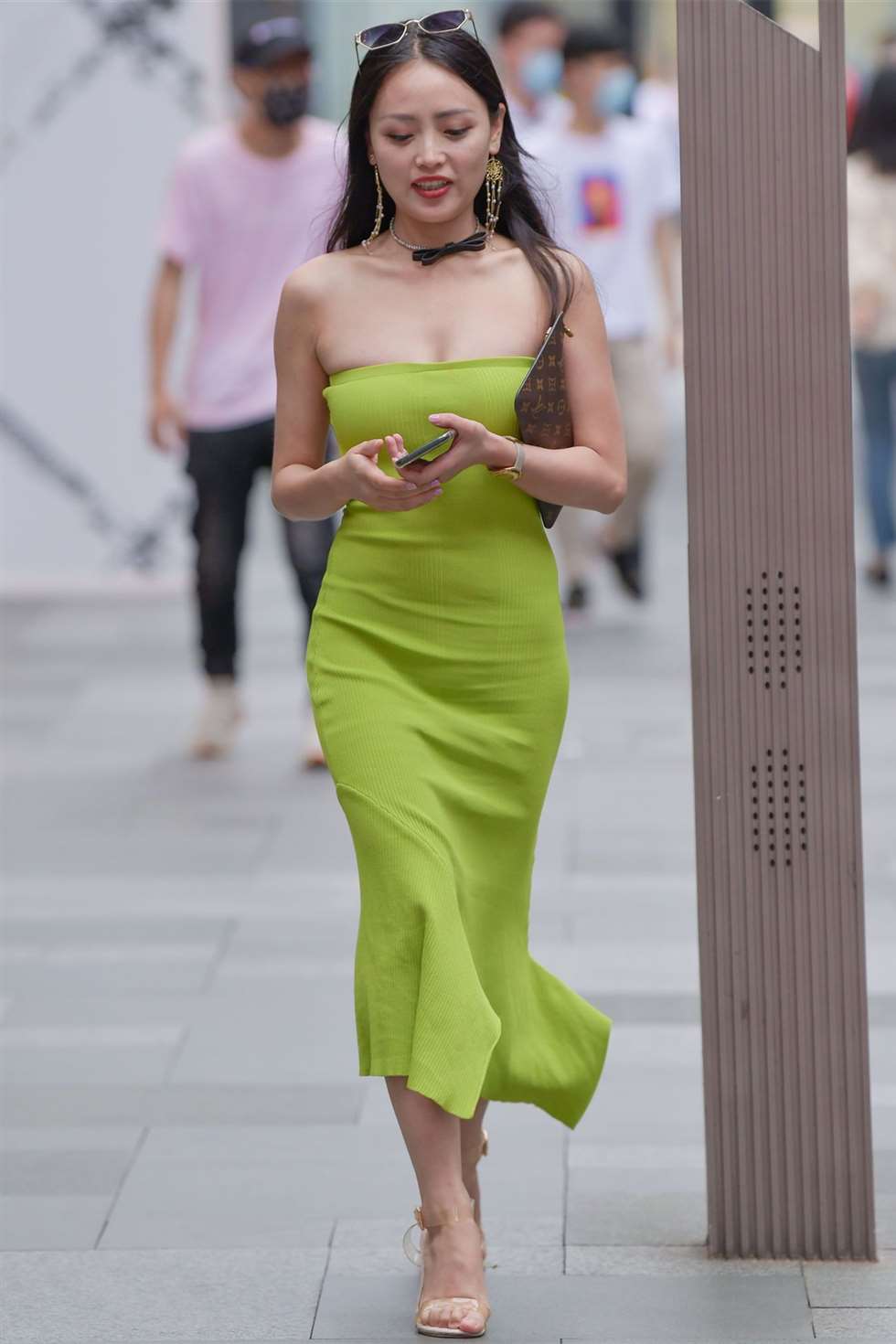 图片[1]-视觉冲击街拍作品抹胸美少妇-街拍流行馆