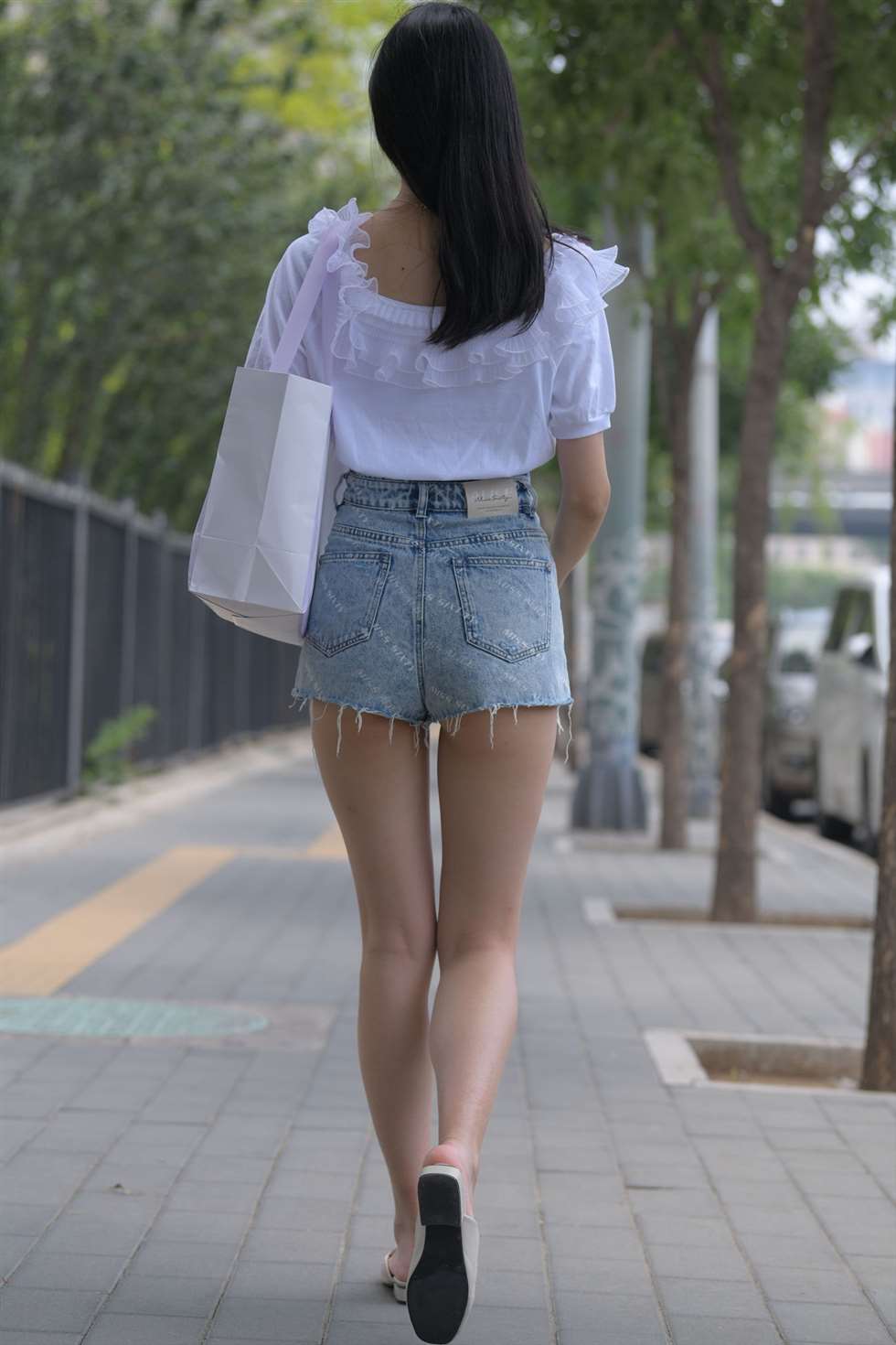 图片[1]-一始街拍作品做美甲的美女-街拍流行馆