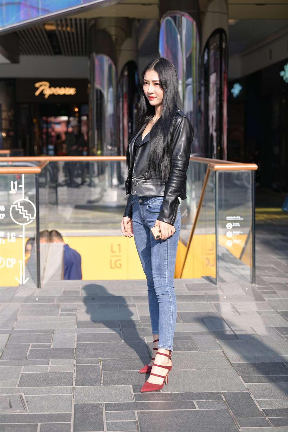 图片[2]-魂魂街拍作品气质高冷范紧牛美女-街拍流行馆