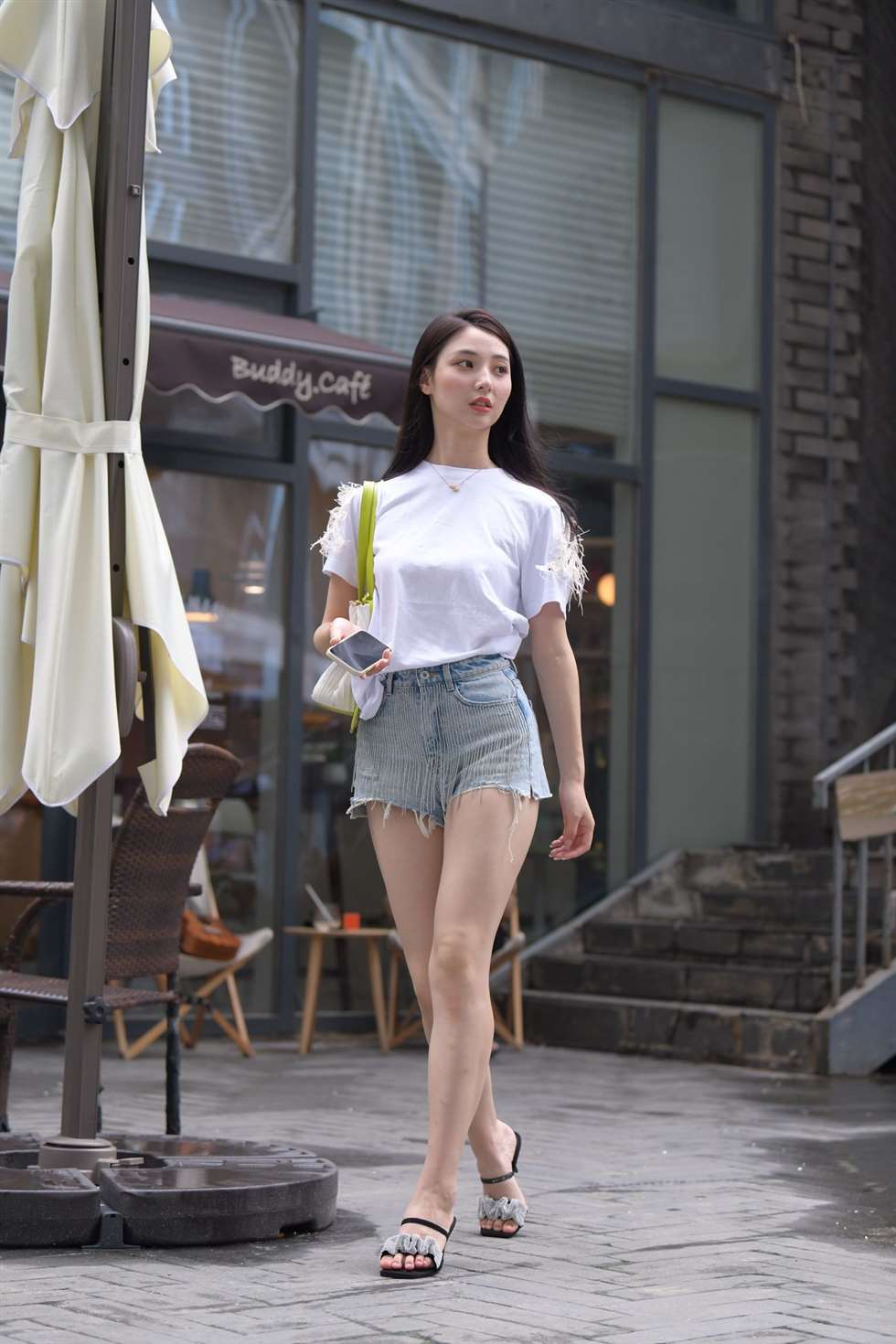 图片[4]-一始街拍作品蓝色牛仔热裤美女-街拍流行馆