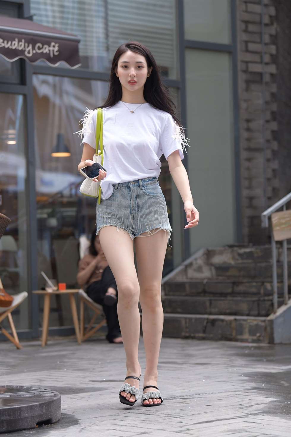 图片[2]-一始街拍作品蓝色牛仔热裤美女-街拍流行馆