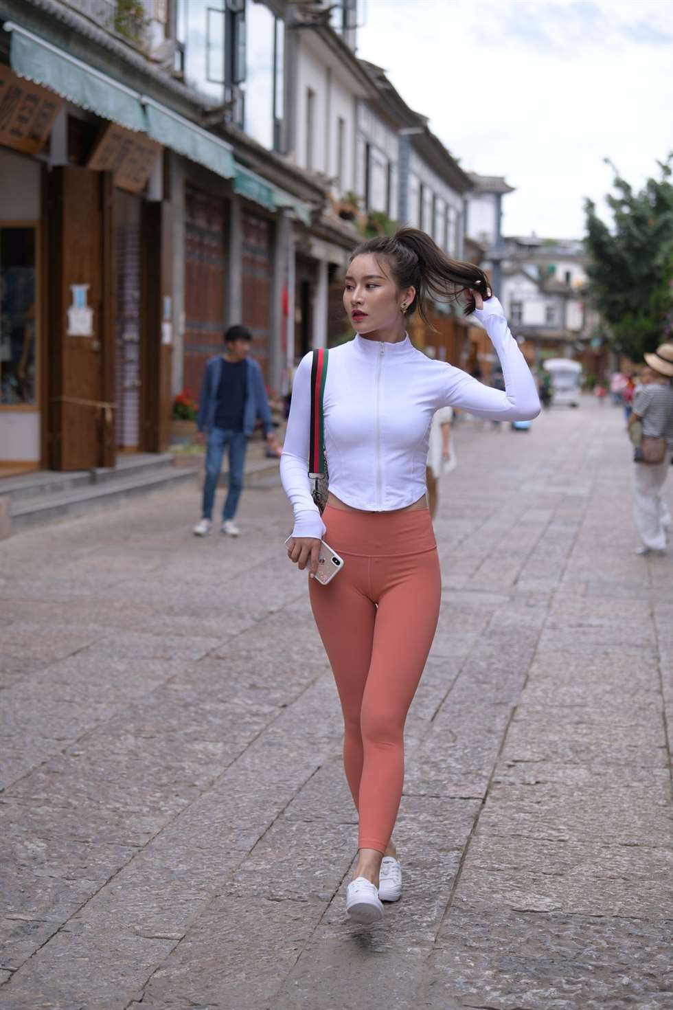 图片[2]-魂魂大理旅拍第二篇珊瑚色瑜伽裤美丽小姐姐-街拍流行馆