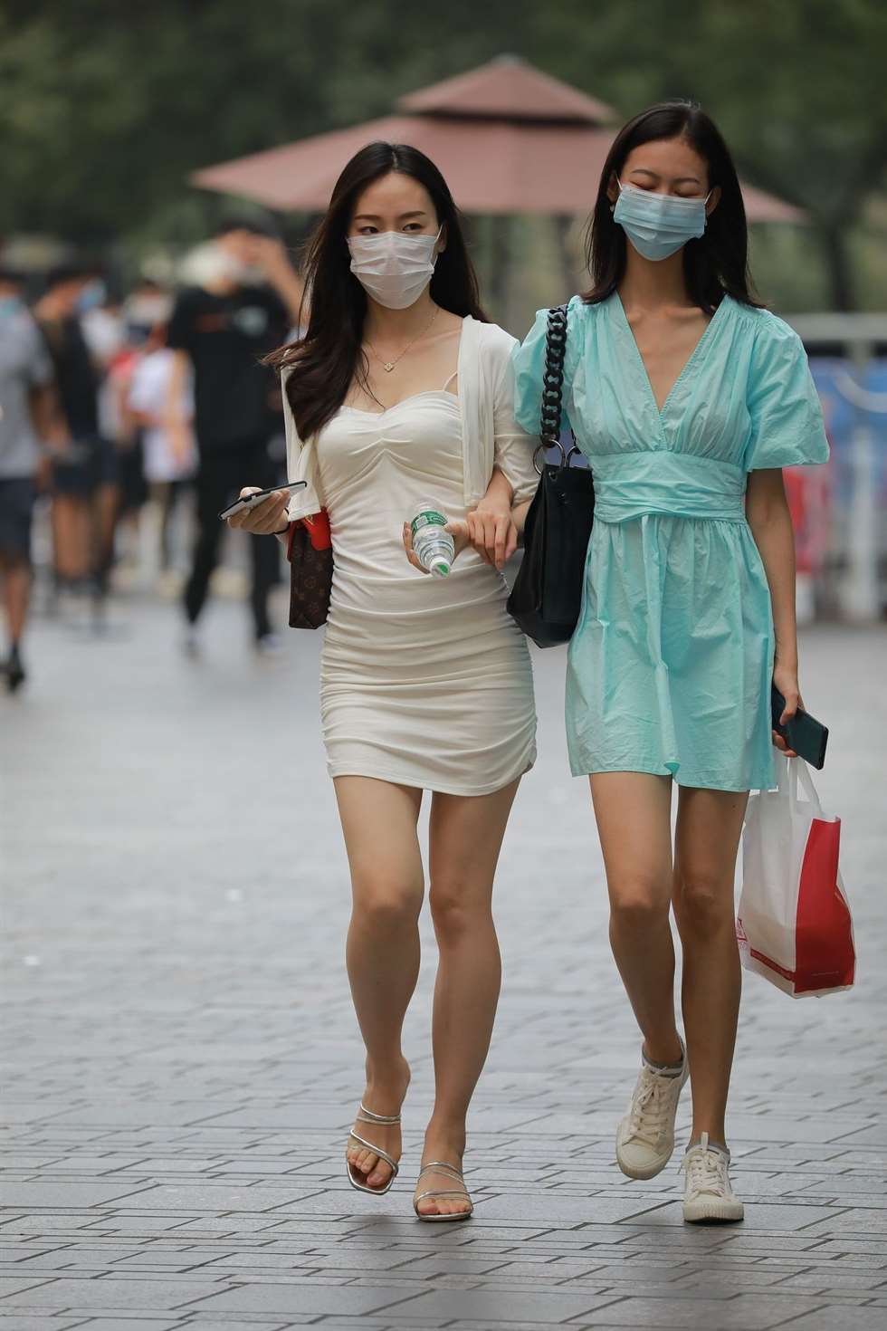 图片[4]-四九城嘎子街拍作品性感包臀裙闺蜜-街拍流行馆