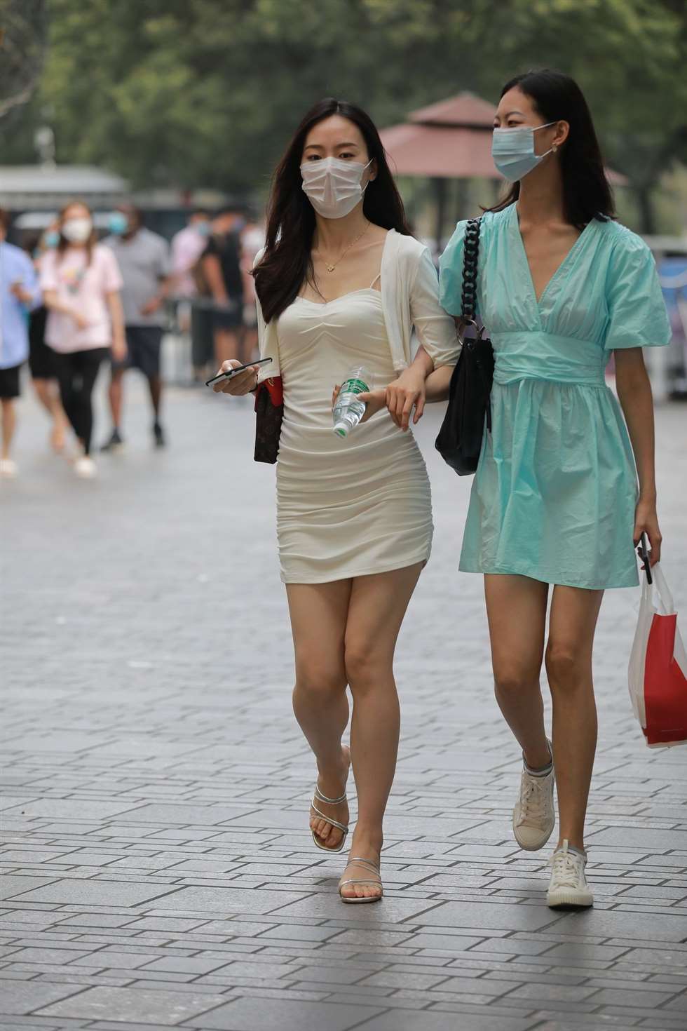 图片[5]-四九城嘎子街拍作品性感包臀裙闺蜜-街拍流行馆