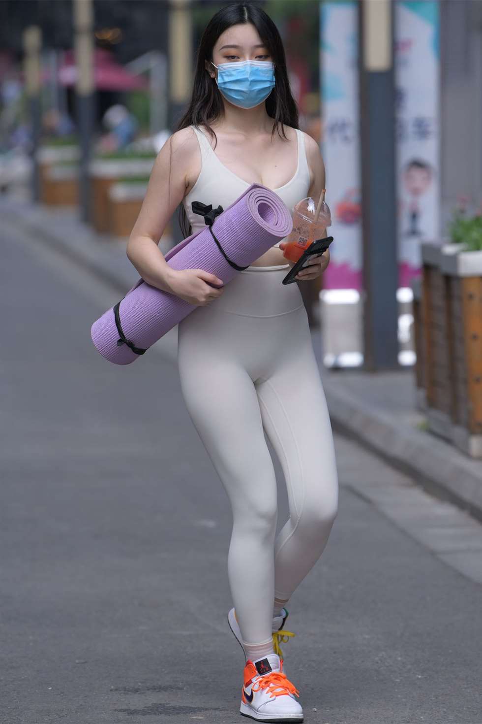 图片[1]-红石模拍作品裸色瑜伽裤美女-街拍流行馆