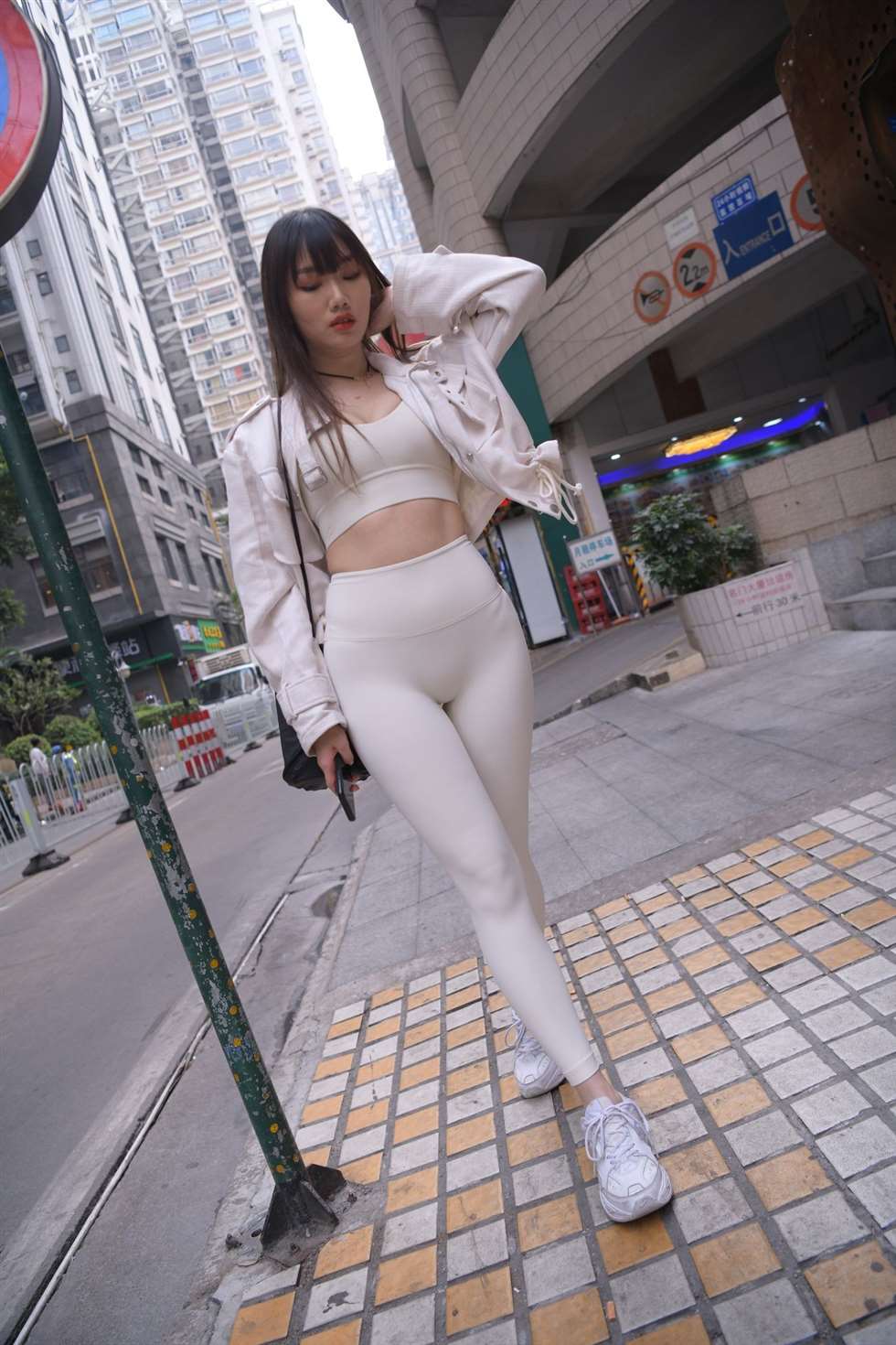 图片[3]-魂魂摄影作品白色瑜伽裤美女-街拍流行馆